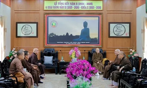 Học viện Phật giáo VN tại Huế thăm và hỗ trợ Trường Trung cấp Phật học Nguyên Thiều sau bão lụt