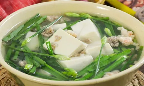 Ngon miệng với món canh hẹ đậu hũ non chay