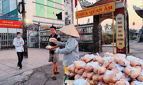 Vĩnh Long: Chùa Quan Âm chung tay sẻ chia, tiếp sức người nghèo dịp cuối năm