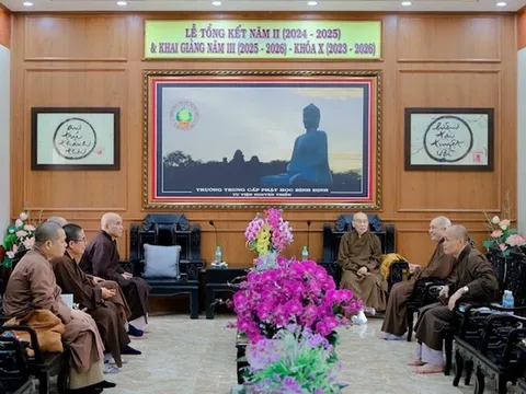 Học viện Phật giáo VN tại Huế thăm và hỗ trợ Trường Trung cấp Phật học Nguyên Thiều sau bão lụt