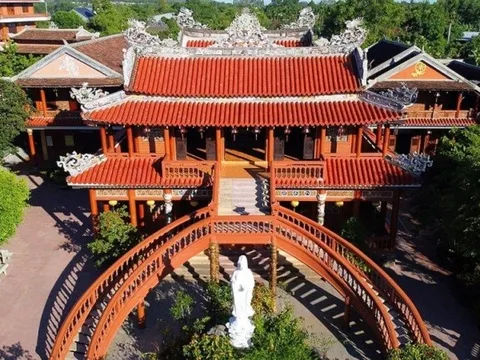 Nội hàm biểu tượng trong nghệ thuật tạo hình trang trí chùa Huế