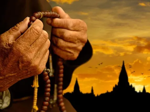 Ai còn mẹ, xin đừng làm mẹ khóc