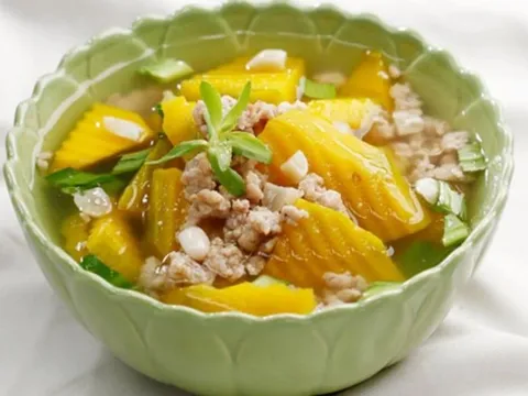 Chay ngon mỗi ngày: Canh bí đỏ đậu phộng