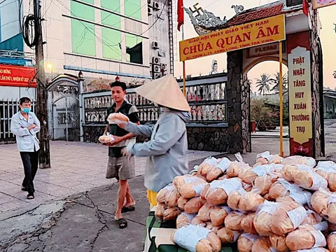 Vĩnh Long: Chùa Quan Âm chung tay sẻ chia, tiếp sức người nghèo dịp cuối năm
