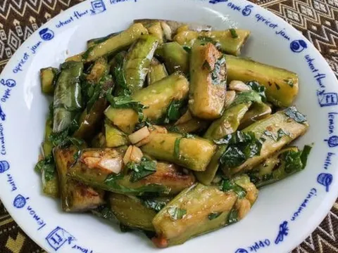 Món ngon mỗi ngày: Cà tím xào lá lốt chay